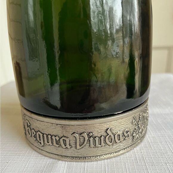 Vintage Segura Viudas glass dark green empty vine bottle with lid, Pewter decor. - Picture 5 of 8